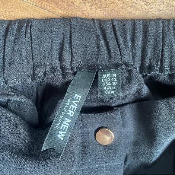 H&M| Size 10 - Flowy Black midi Skirt with Gold Buttons and pockets - Picture 5 of 6